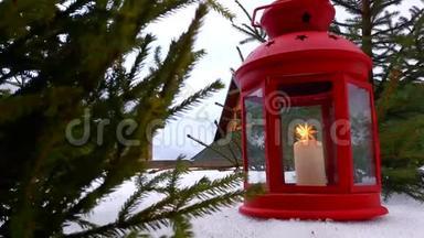 圣诞灯笼特写。 圣诞红灯笼矗立在一棵圣诞树下。 灯笼上燃着蜡烛
